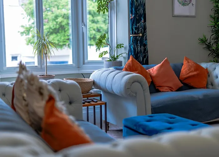 Апартаменти Victorian Serviced Apartment, Parking, Workspace *