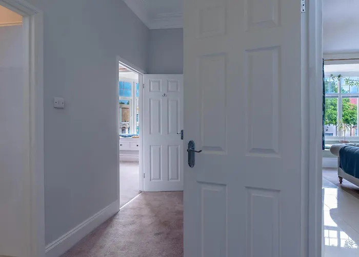 Апартаменти Victorian Serviced Apartment, Parking, Workspace *