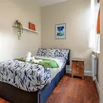 Victorian High Street Flat, Parking, Wifi