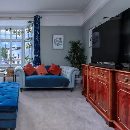 Victorian High Street Flat, Parking, Wifi *