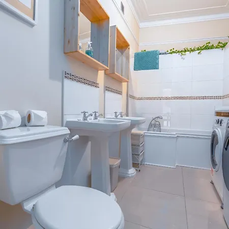 Victorian High Street Flat, Parking, Wifi Bristol