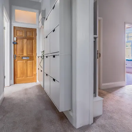 Victorian High Street Flat, Parking, Wifi Apartamento *