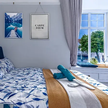 Luxury Serviced Apartment With City Views *