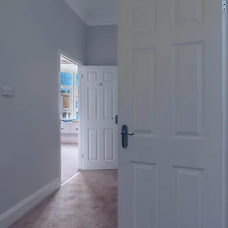 דירה Victorian W/ Courtyard Views *