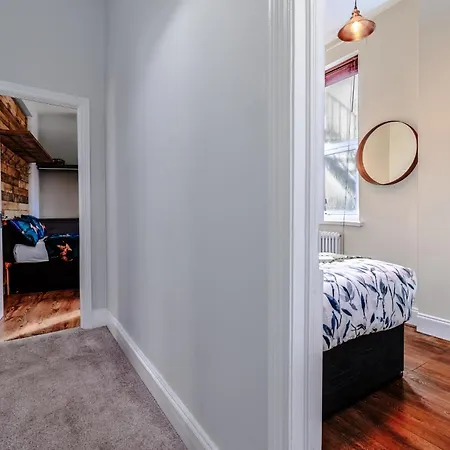 Victorian W/ Courtyard Views דירה בריסטול