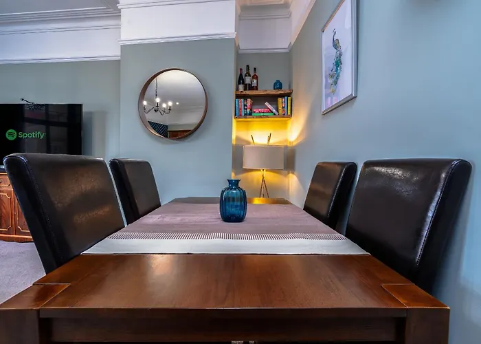 Victorian High Street Flat, Parking, Wifi Apartment