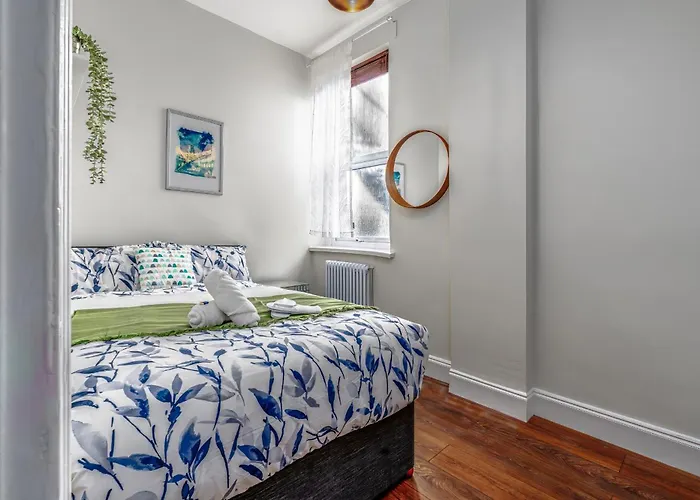 Victorian High Street Flat, Parking, Wifi *