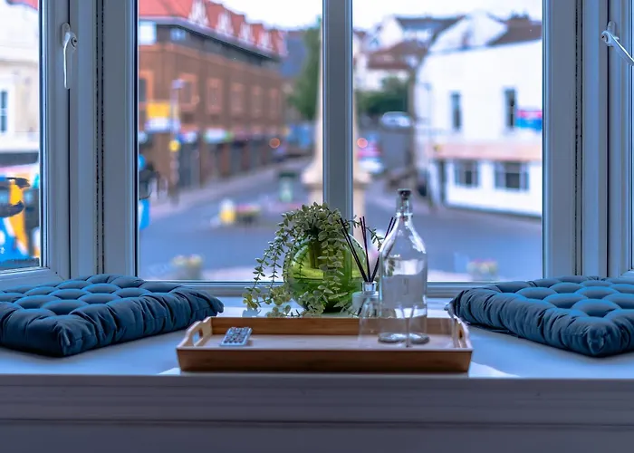 Victorian High Street Flat, Parking, Wifi Apartment *