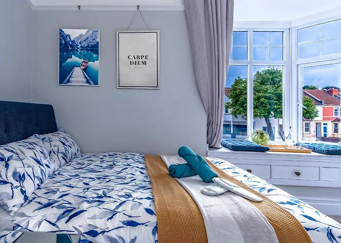 Victorian High Street Flat, Parking, Wifi *