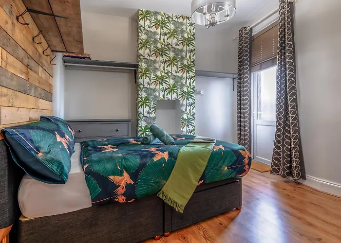 Victorian High Street Flat, Parking, Wifi * Bristol