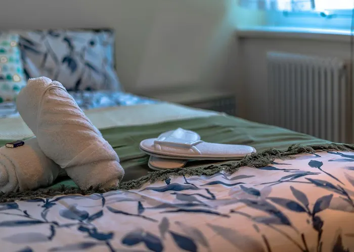 Victorian Serviced Apartment, Parking, Workspace