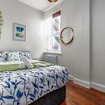 Victorian High Street Flat, Parking, Wifi *