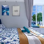 Victorian High Street Flat, Parking, Wifi *