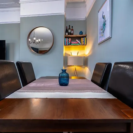 Victorian High Street Flat, Parking, Wifi アパート