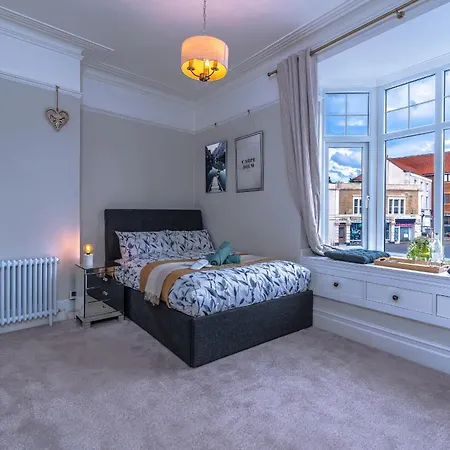 Victorian High Street Flat, Parking, Wifi Bristol