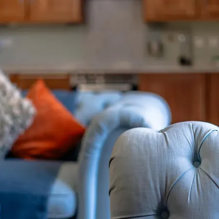 Victorian High Street Flat, Parking, Wifi アパート *