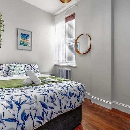 Victorian High Street Flat, Parking, Wifi *