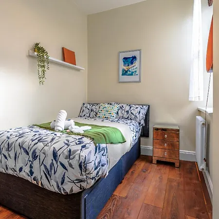 Victorian High Street Flat, Parking, Wifi