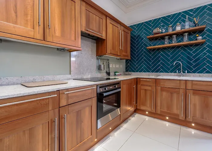 Victorian High Street Flat, Parking, Wifi