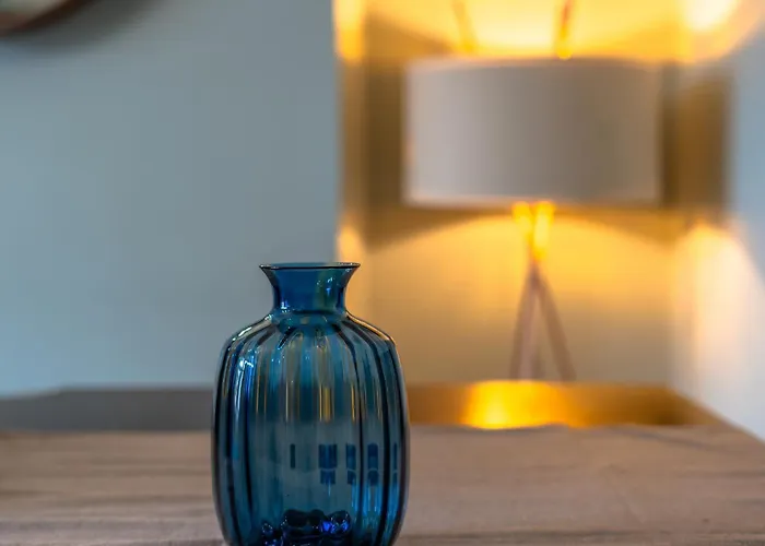 Victorian High Street Flat, Parking, Wifi