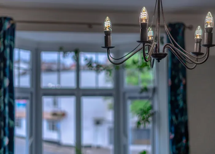 Victorian High Street Flat, Parking, Wifi アパート ブリストル