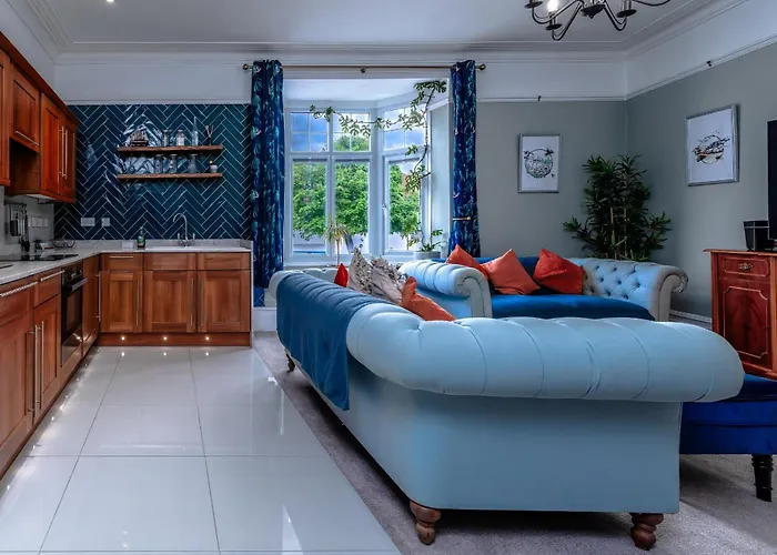 Victorian High Street Flat, Parking, Wifi * ブリストル