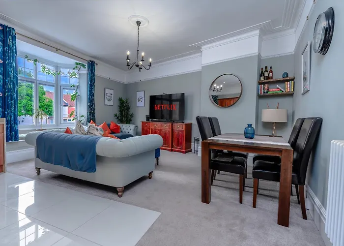 Victorian High Street Flat, Parking, Wifi アパート